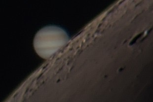 Der Jupiter verschwindet hinter dem Mondhorizont